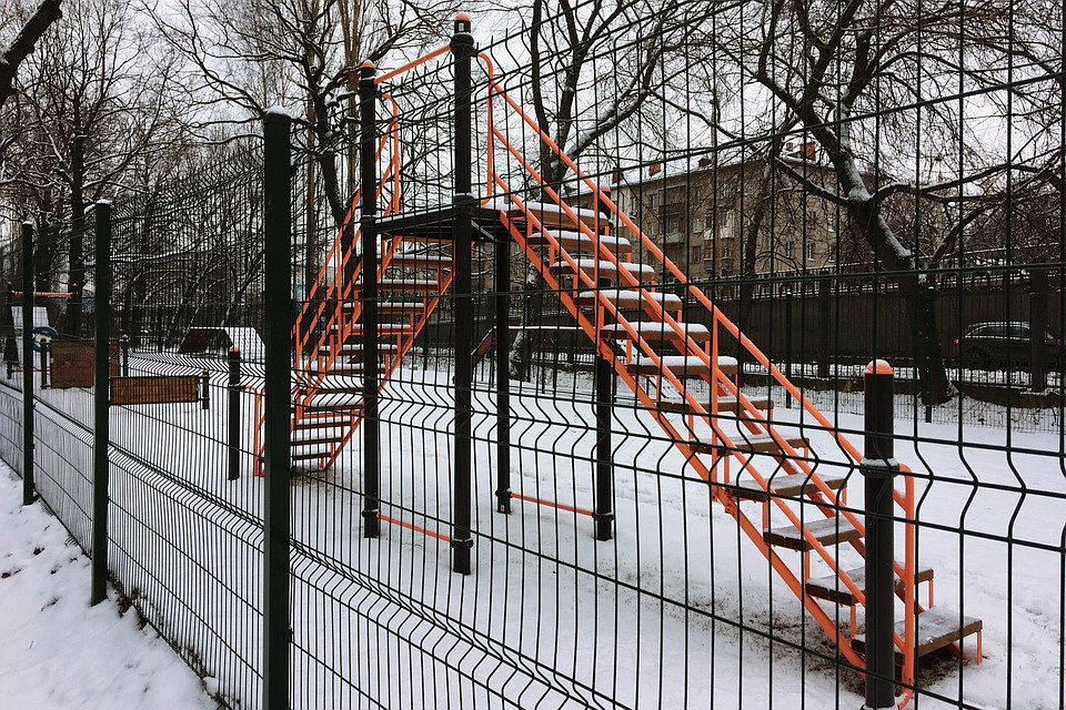 Собаководы счастливы: в "Дубках" есть площадка для выгула домашних питомцев. Фото: Анастасия НАЗАРОВА