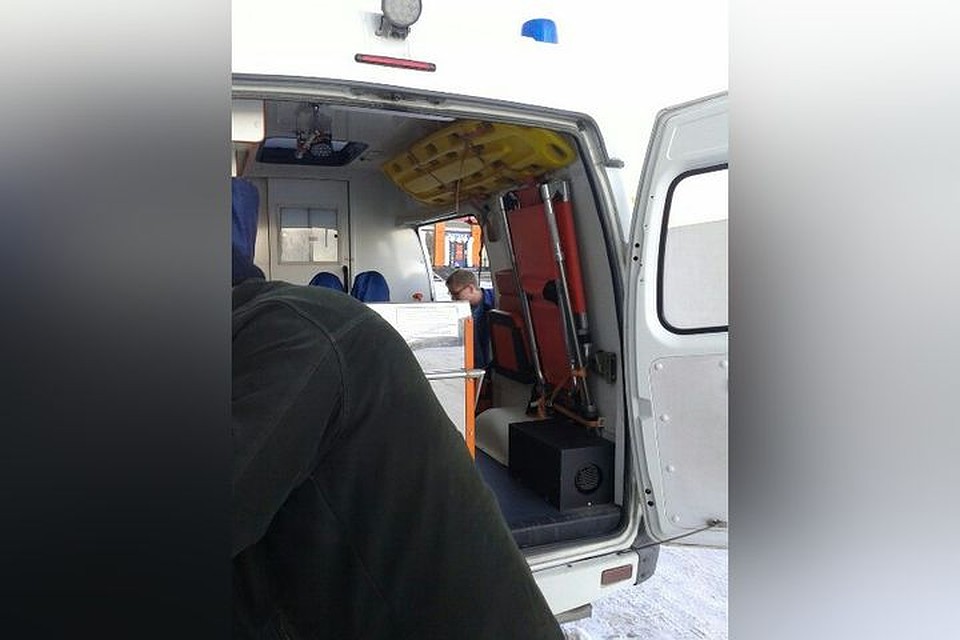 Врачи подтвердили, что у мужчины случился приступ и увезли его в больницу. Фото: «Подслушано Первомайка»
