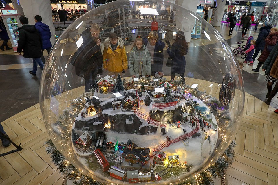 Праздничные фотозоны на каждом этаже торгового центра.