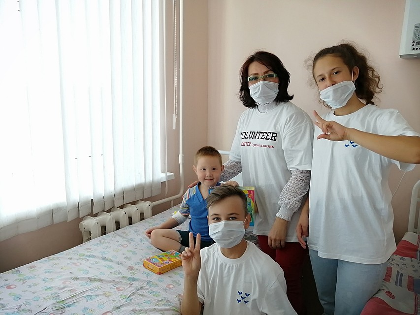 Добровольцы также регулярно собирают для малышей "Коробки храбрости" Фото: личный архив Людмилы Квасниковой