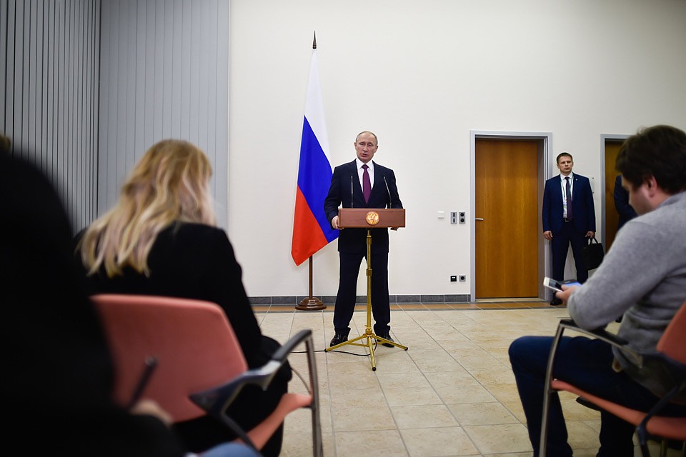Лишь в одиннадцатом часу утра Путин вышел к журналистам. Фото: GLOBAL LOOK PRESS