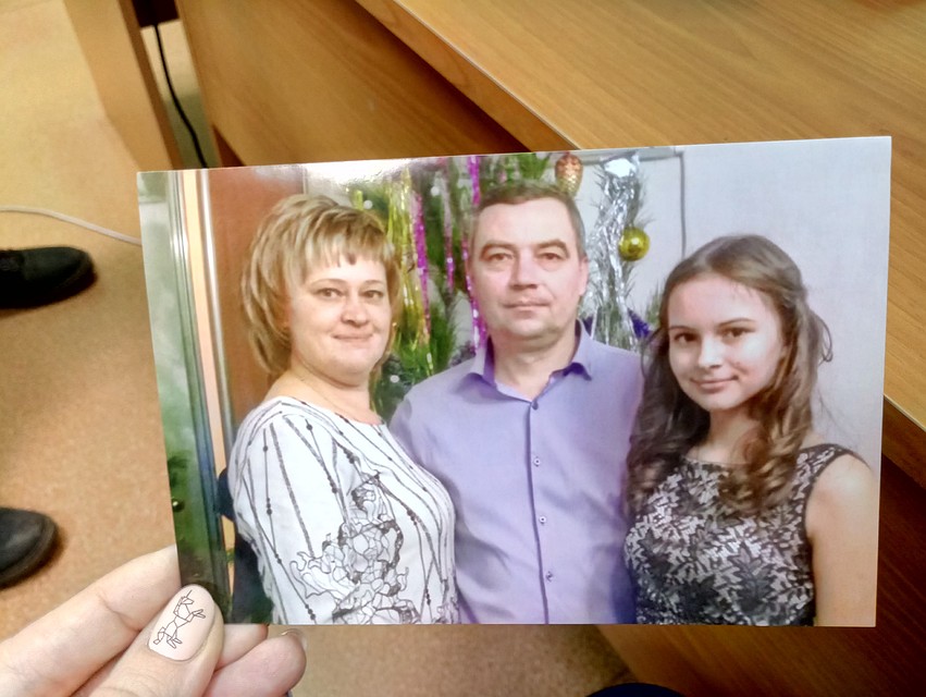 Мама и папа хранят фотографию с дочерью. Это единственное, что у них осталось