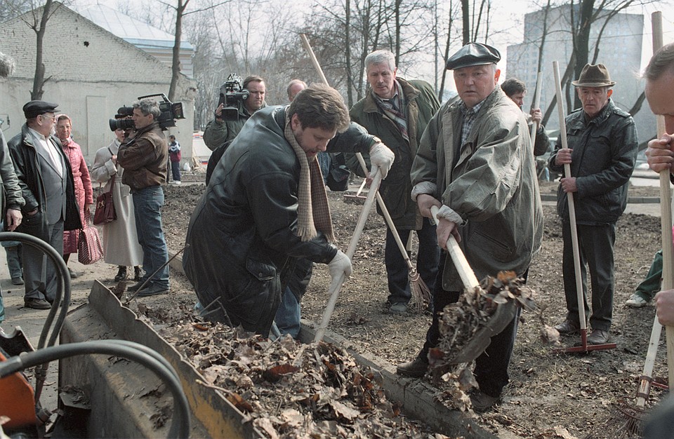 Юрий Лужков работает на субботнике по благоустройству столицы, 1996 г. Фото: Олег Булдаков/ТАСС