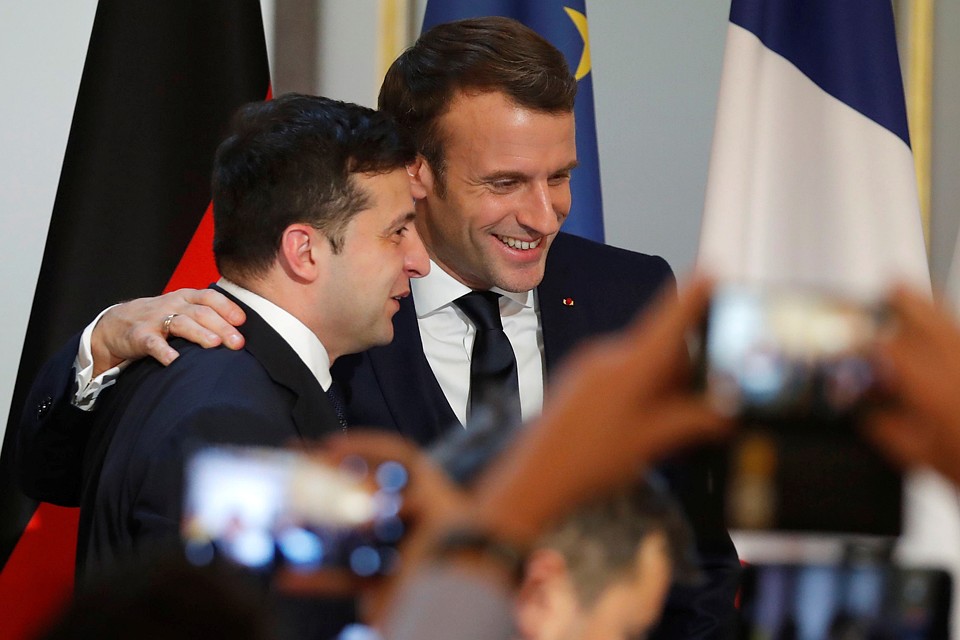 Макрон приобнимет Владимира Александровича. Как бы успокаивая его Фото: REUTERS
