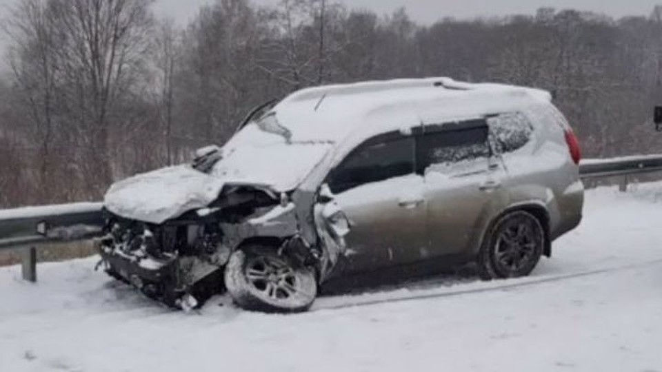 Многие автомобили получили серьезные повреждения. Фото: AK_VDK