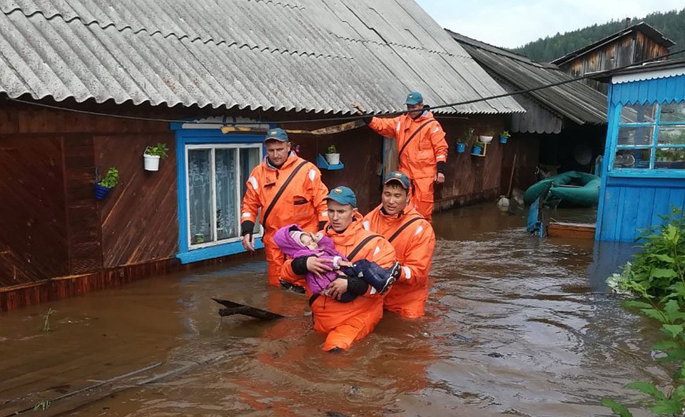 Спасательные работы во время паводков. Фото: пресс-служба МЧС