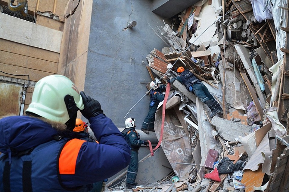 Взрыв бытового газа в жилом доме в Магнитогорске произошёл 31 декабря 2018 года. Фото: пресс-служба МЧС