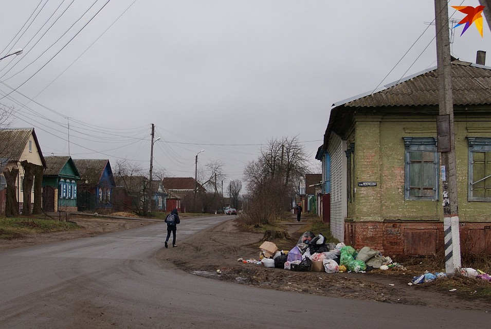 Мусор на улицах - привычное явление Фото: Павел МИЦКЕВИЧ