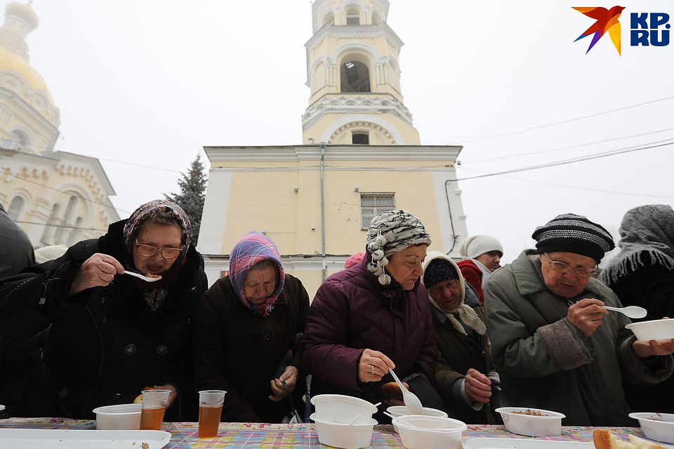 Для многих эта тарелка горячего была первой за месяц Фото: Дмитрий АХМАДУЛЛИН