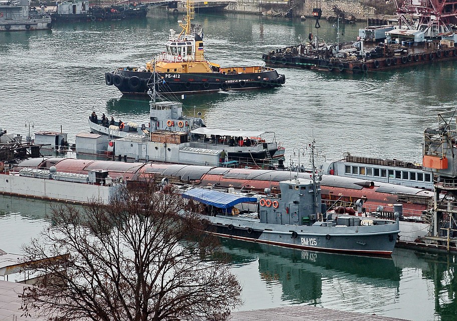 Подлодку взяли на буксир. Фото: Юрий ЮГАНСОН