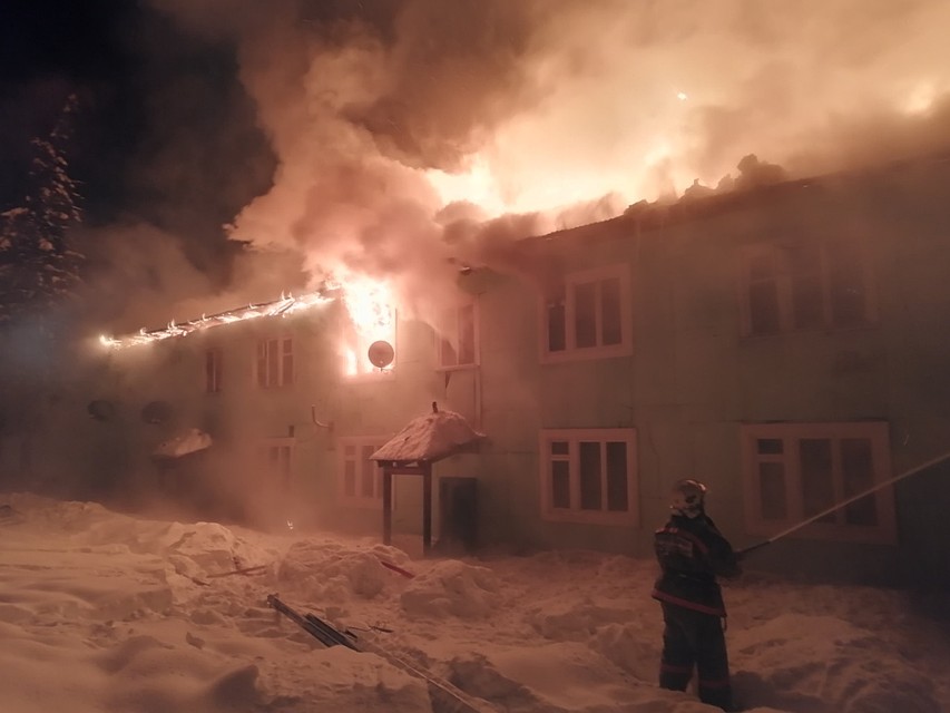 Предварительная причина пожара - короткое замыкание проводки. Фото: ГУ МЧС России по Красноярскому краю.