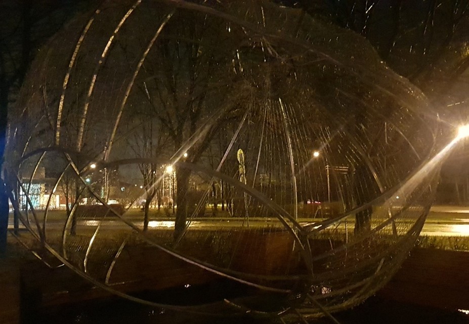 Новогодний шар в Красном Селе покатился по ветру. Фото: vk.com/krasnoe_selo