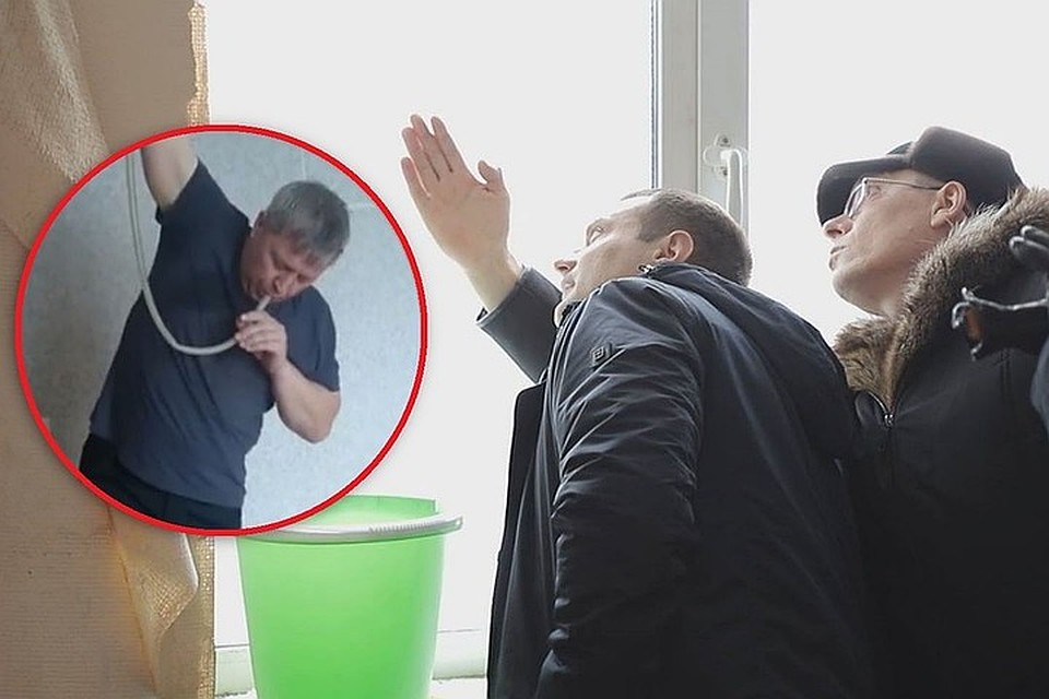 Жилец дома на улице Л. Толстого. Мужчина отсасывает воду с потолка. Фото: Константин ТЕРЕЩЕНКО.