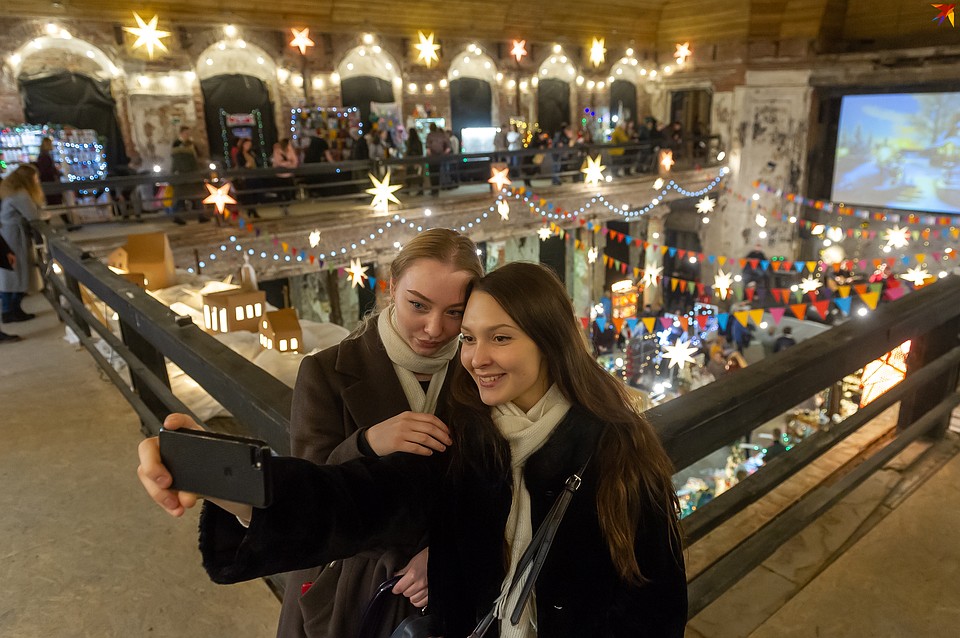 Петербуржцы активно фотографируются на красивом праздничном фоне. Фото: Олег ЗОЛОТО