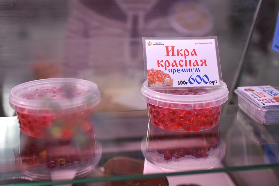 В баночке муляж - продавец на рынке предлагает попробовать товар. Фото: Алена МАРТЫНОВА
