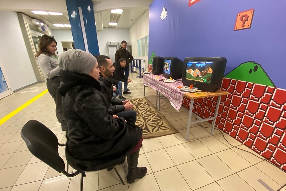 В холле можно было поиграть в Денди. Фото: Алина НИЗАМОВА