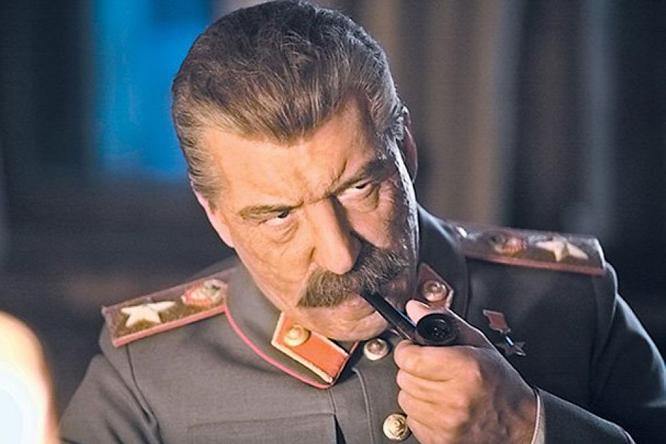 В многосерийном фильме Андрея Эшпая «Дети Арбата» Сталина сыграл Максим Суханов. Фото: кадр из фильма