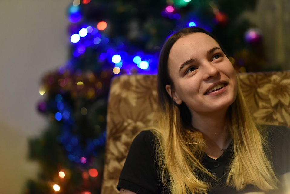 "Хотелось бы посмотреть на маму", - мечтательно говорит Арина. Фото: Екатерина КОМЯКОВА
