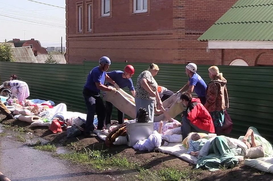 Постояльцев из горящего дома выносили на руках. Фото: Мария ЛЕНЦ