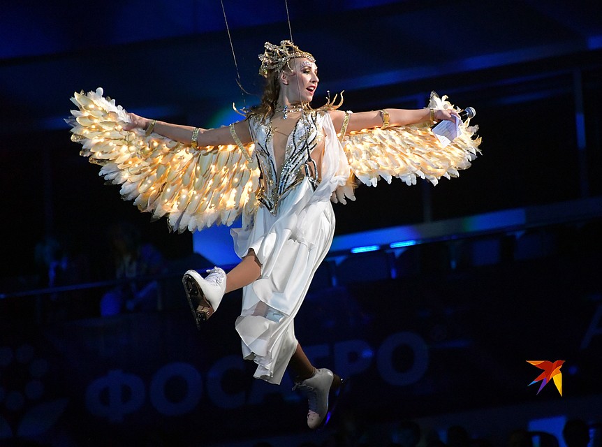 Спортсмены несколько раз во время шоу летали над ареной с помощью специальных тросов Фото: Владимир ВЕЛЕНГУРИН