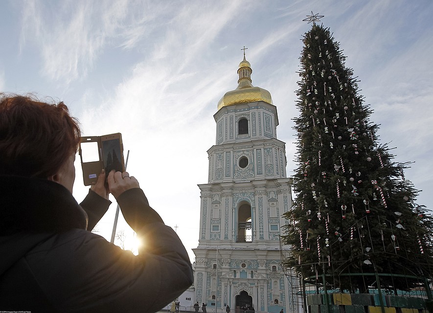 На Украине на этот раз решили с новогодней елкой сильно не заморачиваться Фото: EAST NEWS