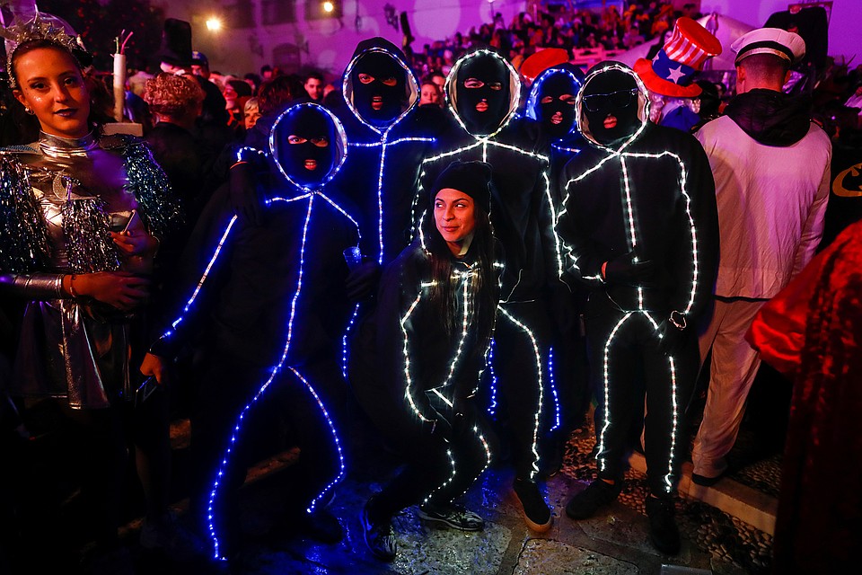 Интересная идея для новогоднего костюма. Снимок сделан в испанской Малаге Фото: REUTERS