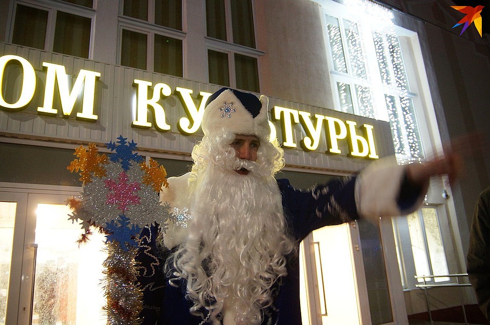 Дед Мороз вышел из Дома культуры и сразу перешел к поздравлениям Фото: Павел МИЦКЕВИЧ