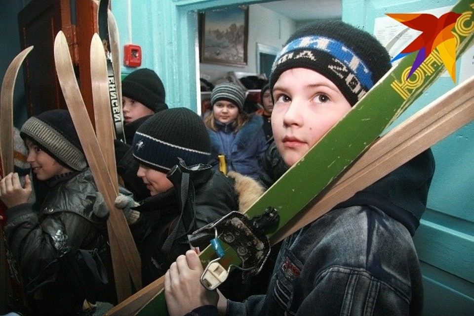 На выбор пластиковые и деревянные лыжи. Фото: Александр ЧЕРНЫХ