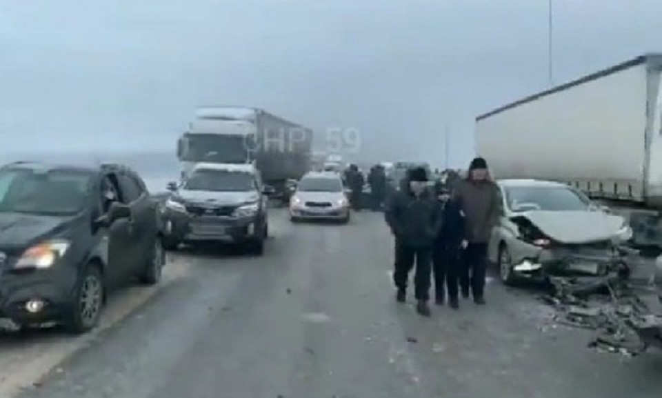 Все три полосы трассы заняты. Скриншот из видео из Instagram @chp_59