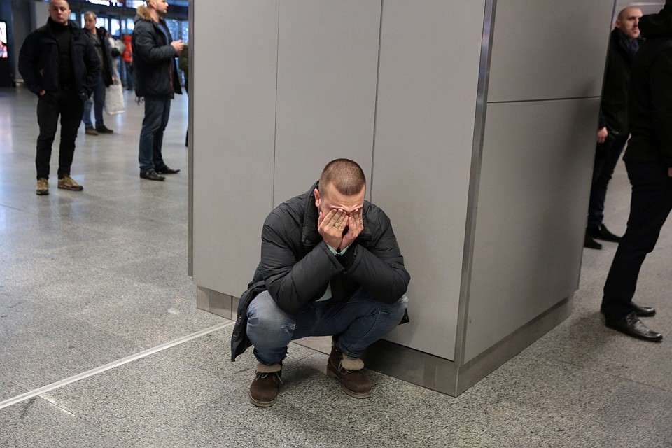 Встречающие в аэропорту "Борисполь" - в отчаянии. Фото: REUTERS