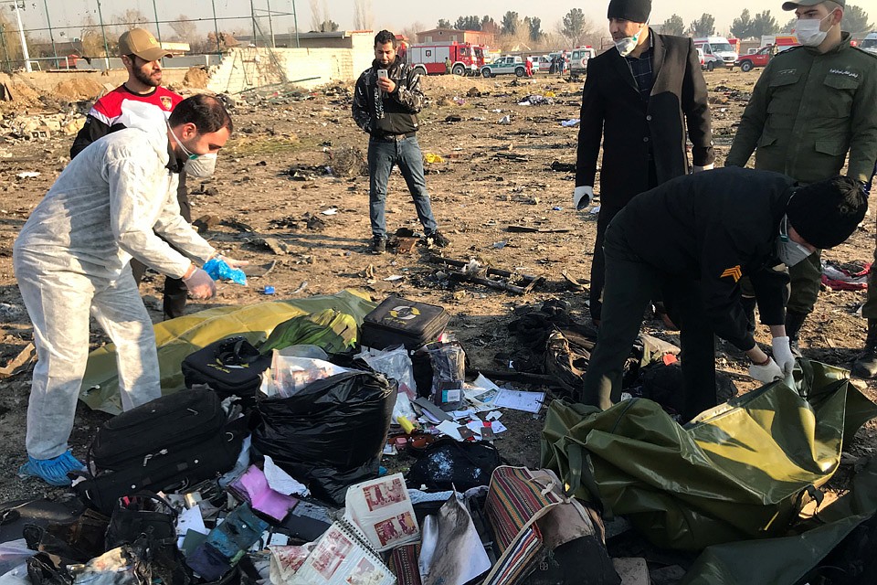 Спасатели собирают личные вещи погибших пассажиров "Боинга 737-800" Фото: REUTERS