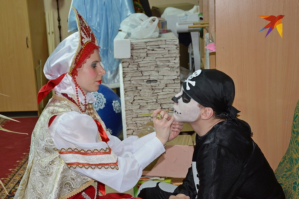 Жена главного героя Глафира помогает Кащею. Ему, кстати, Емеля по сценарию чинит лыжу – вот он секрет бессмертия по-шиловски!