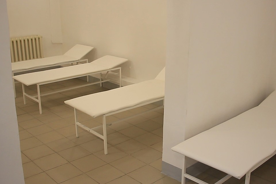 Палата выглядит скромно. Вот на этих кушетках предлагают поспать до 24 часов. Фото: кадр с видео