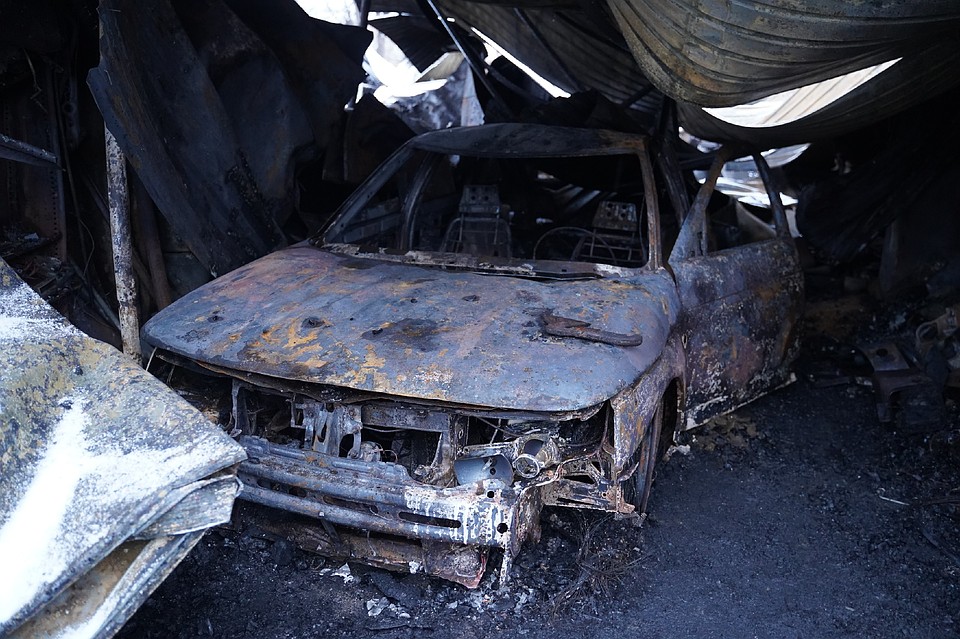 В одном из гаражей полностью выгорел автомобиль Фото: Светлана МАКОВЕЕВА
