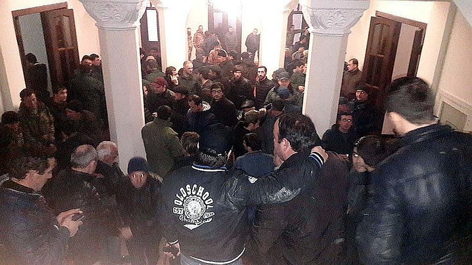 Парламент под присмотром восставших проголосовал за «рекомендацию» уйти президенту в отставку. Фото: Анжела Кучуберия/ТАСС