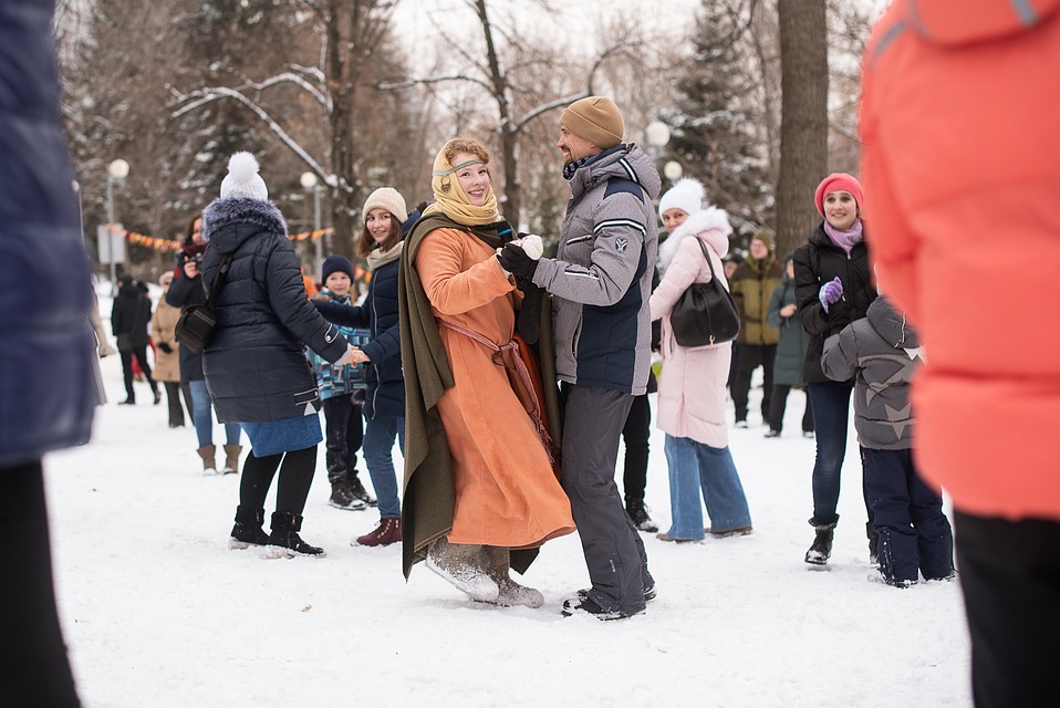 Целовальные хороводы тоже были Фото: Ксения ТИМОФЕЕВА