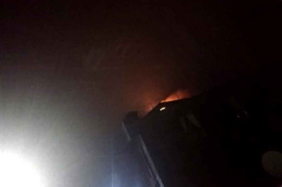 По словам очевидцев, возгорание началось с кровли пятиэтажной гостиницы. Фото: Вконтакте/Подслушано в городе Конаково/Ирина Протащик