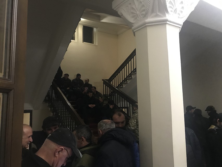 Протестующие в президентском дворце Фото: Владимир ВОРСОБИН