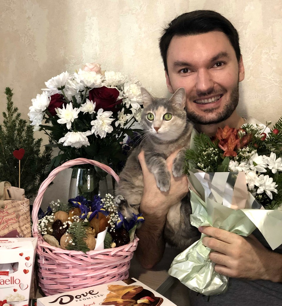 Впрочем цветы и подарки певцу тоже подарили. Фото: из архива Евгения Окунева