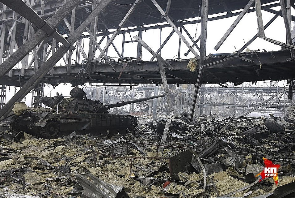 За донецкий аэропорт шли ожесточенные бои Фото: Александр КОЦ, Дмитрий СТЕШИН
