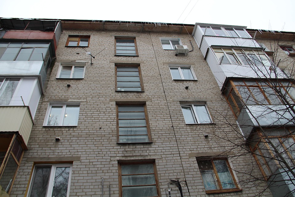 Дом, где живет семья с бизнесом за границей, довольно старый. Фото: Юрий КОЗЛОВ