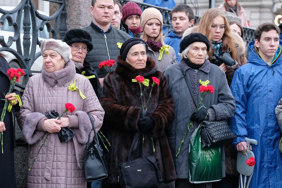 Ветераны и жители блокадного Ленинграда приняли участие в акции «Свеча памяти». Фото: Артем КИЛЬКИН