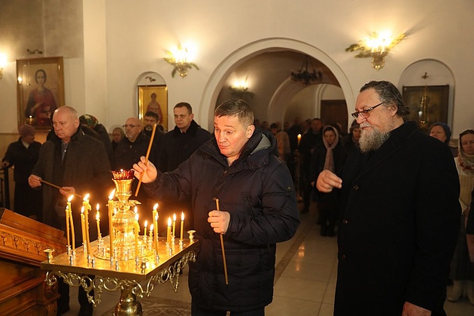 Чиновники отправились на богослужение в храм Преображения Господня. Фото: АВО