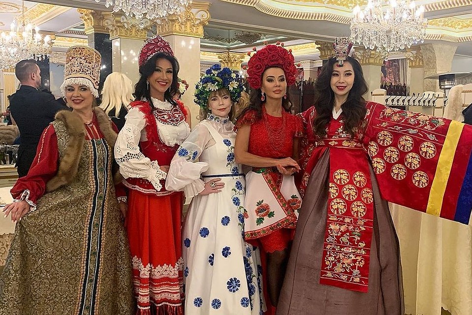 Ксении Вербицкой (вторая слева) 43 года и у нее четверо детей. Фото: instagram.com/missis_spb_baltiya/