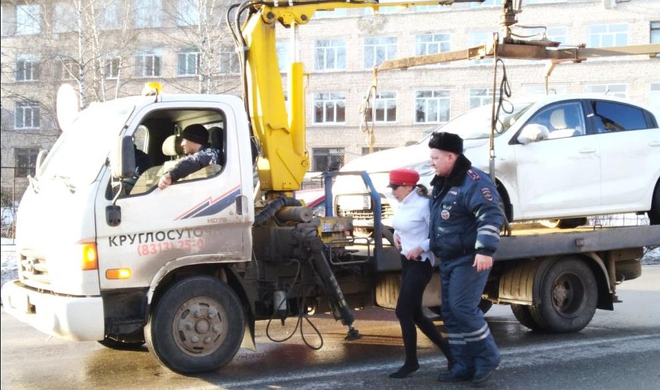 Инспектор все-таки уговорил хозяйку автомобиля спуститься с платформы эвакуатора. ФОТО: соцсети
