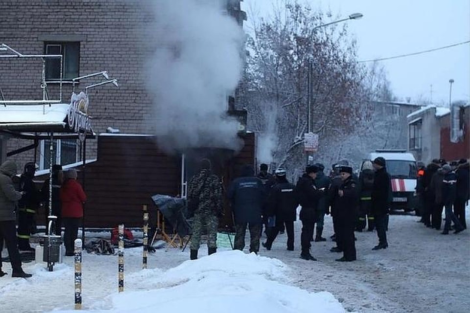 Обжигающий пар не переставал валить из отеля даже утром. Фото: Василий Вахрин