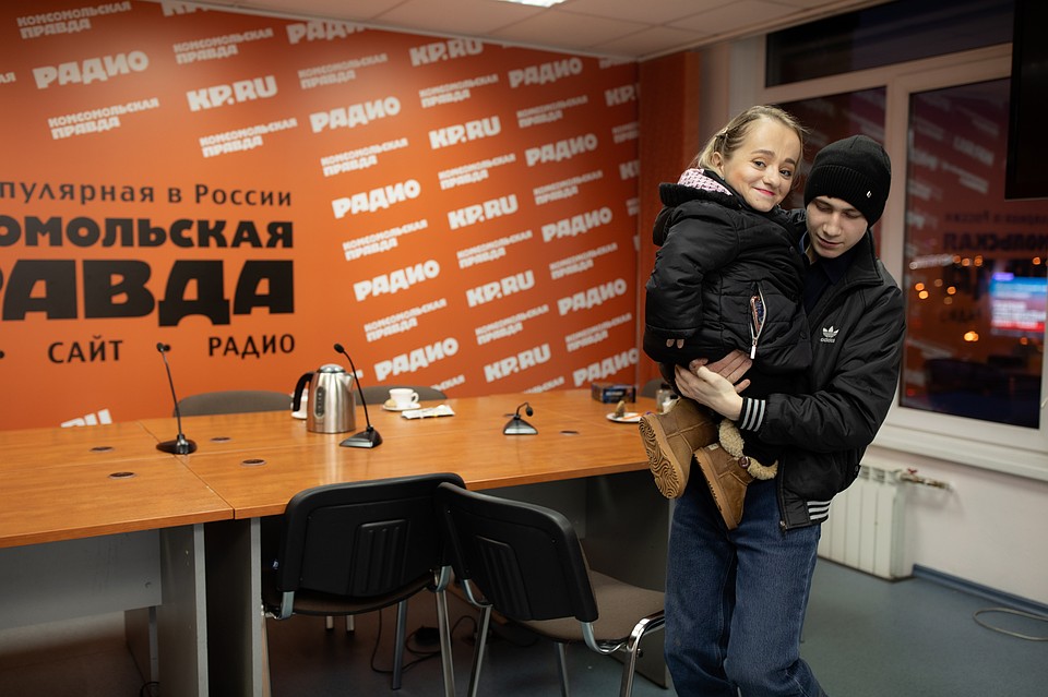 Володя носит любимую девушку на руках. Фото: Андрей АБРАМОВ