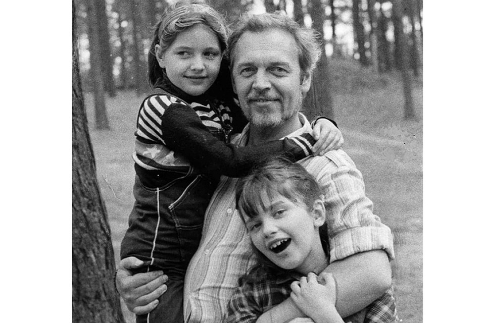 С дочками Настей и Ульяной, 1982 год.