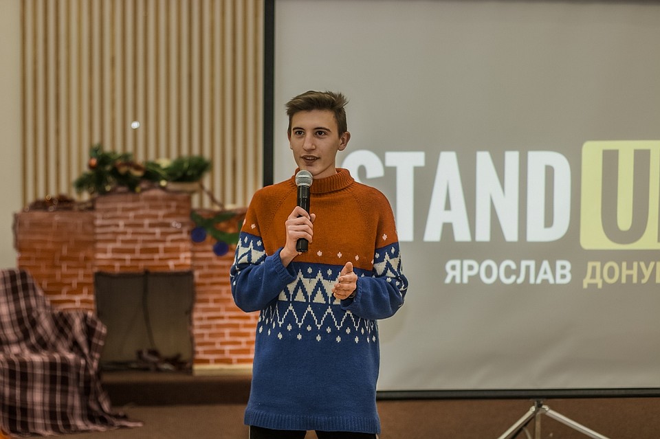 Ярослав старается, чтобы его монологи были не только смешными, но и поучительными. Фото: ВКонтакте/«+Stand Up»