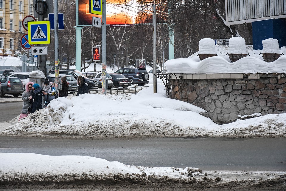 Пешеходные дорожки завалены снегом. Фото: Алена МАРТЫНОВА